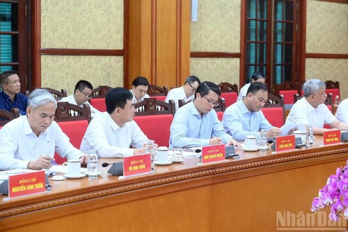 Các đại biểu dự cuộc làm việc.