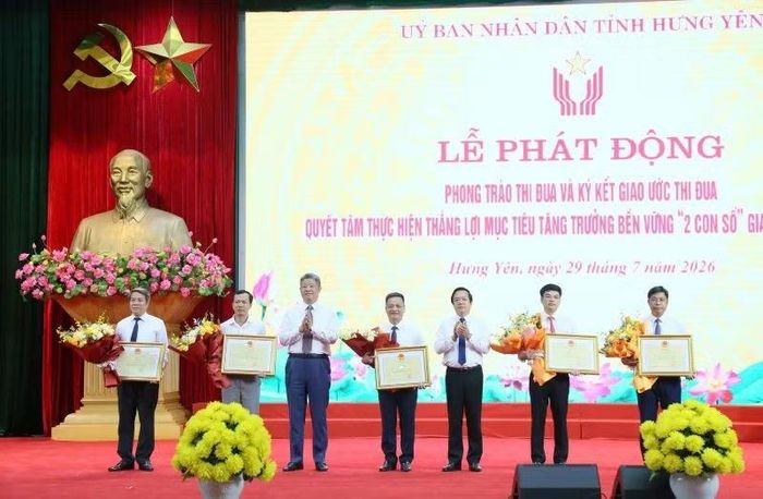 Lãnh đạo tỉnh Hưng Yên trao bằng khen cho 5 tập thể, cá nhân có thành tích xuất sắc, tiêu biểu trong công tác giải ngân vốn đầu tư công và thực hiện mục tiêu tăng trưởng 2 con số trong 6 tháng đầu năm 2026.