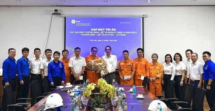 Đại diện Ban Chấp hành Đảng bộ, Ban Lãnh đạo và Công đoàn Nhà máy trao các phần quà tới cán bộ công nhân viên là con thương binh/liệt sĩ.