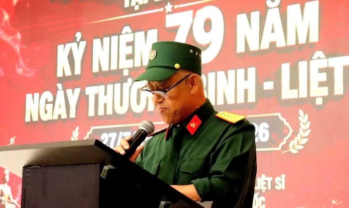 Ông Nguyễn Duy Tiến, Chủ tịch Câu lạc bộ Cựu chiến binh Việt Nam tại Ba Lan phát biểu khai mạc sự kiện. (Ảnh: Đại sứ quán Việt Nam tại Ba Lan cung cấp)