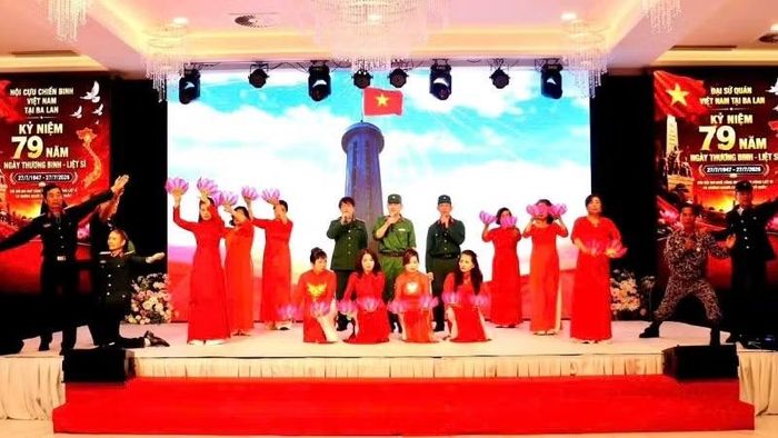Tiết mục văn nghệ do các thành viên Câu lạc bộ Cựu chiến binh Việt Nam tại Ba Lan biểu diễn tại buổi gặp mặt. (Ảnh: Đại sứ quán Việt Nam tại Ba Lan cung cấp)