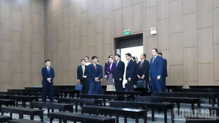 Đoàn tham quan phòng xử án của Tòa án nhân dân Thành phố Hà Nội.