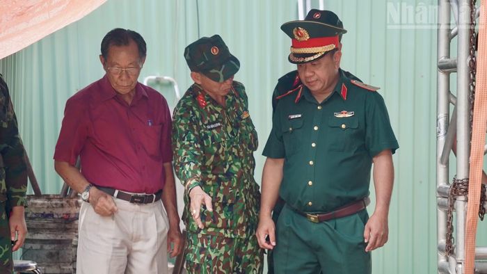  Thiếu tướng Nguyễn Thành Trung, Chính ủy Bộ Tư lệnh Thành phố Hồ Chí Minh trực tiếp chỉ đạo công tác mở rộng khu vực tìm kiếm. 