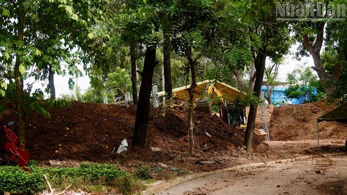 Trước đó trong buổi sáng 29/7, tại khu vực rãnh mộ thứ hai, lực lượng tìm kiếm đã phát hiện, quy tập được 6 bộ hài cốt liệt sĩ, trong đó có 4 bộ kèm theo di vật.