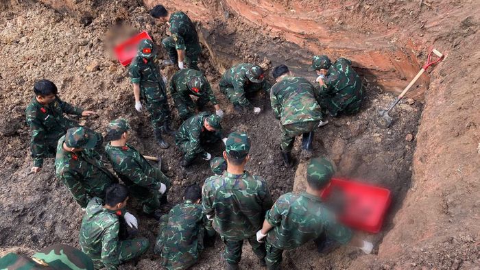 Công tác tìm kiếm tại khu vực rãnh mộ thứ hai.