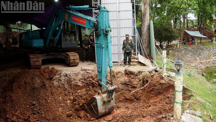 Công tác đào mở rộng khu vực khai quật được triển khai.