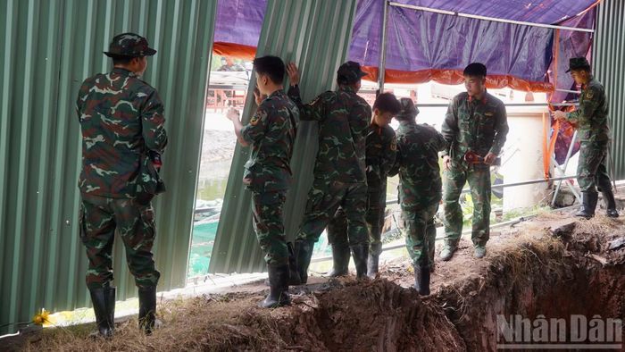 Lực lượng làm nhiệm vụ bắt đầu tháo dỡ tôn, rào chắn lúc 14 giờ.