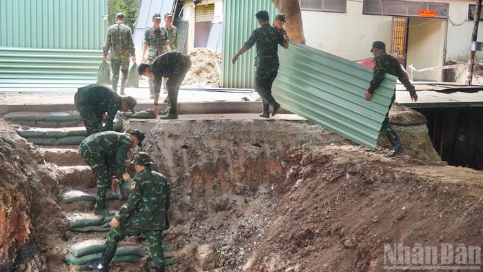 Vật liệu tháo dỡ được đưa ra bên ngoài.