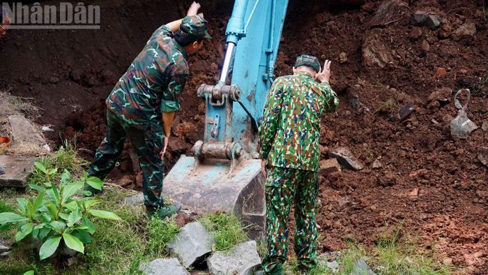 Từng thao tác đào, múc lớp đất bên dưới được thực hiện cẩn thận.
