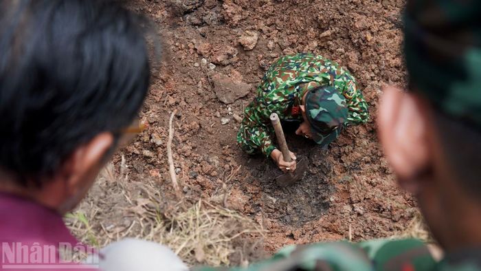 Tiến hành đào thăm dò thủ công khi phát hiện có dấu hiệu nghi ngờ có hài cốt liệt sĩ.