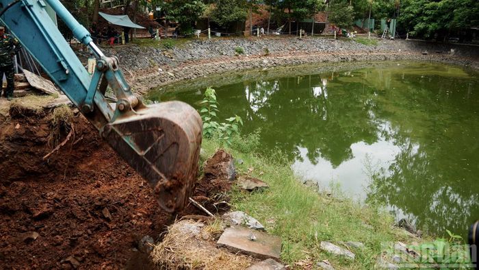 Đến cuối giờ chiều, công tác mở rộng tạm dừng, chưa có thêm hài cốt liệt sĩ được tìm thấy.