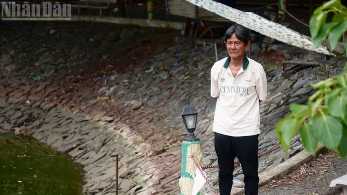 Người dân địa phương chăm chú theo dõi công tác mở rộng khu vực tìm kiếm.