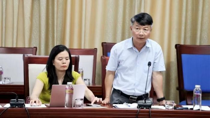 Phó Giám đốc Sở Tài chính Nghệ An Nguyễn Tiến Dũng trao đổi về việc hỗ trợ kinh phí cho các địa phương.