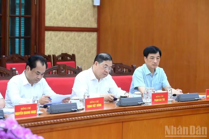 Các đồng chí lãnh đạo và các đại biểu tham dự cuộc làm việc. (Ảnh: ĐĂNG KHOA)