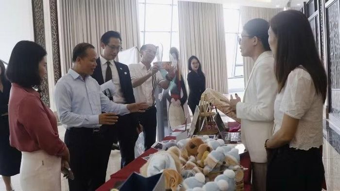 Các đại biểu tham quan các gian hàng tại hội nghị xúc tiến.