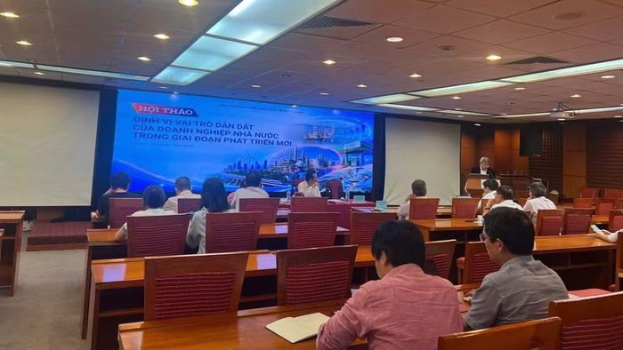 Phó Giáo sư, Tiến sĩ Bùi Quang Tuấn, Phó Chủ tịch Hội Khoa học Kinh tế Việt Nam phát biểu khai mạc và đề dẫn hội thảo.