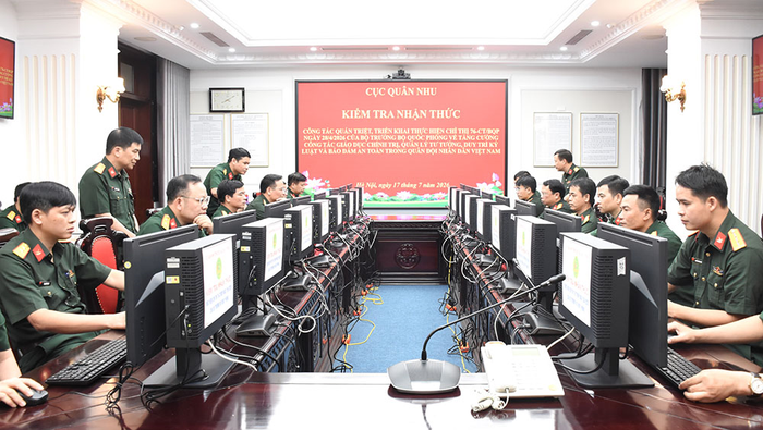 Cán bộ, nhân viên Cục Quân nhu làm bài kiểm tra nhận thức giáo dục chính trị trên máy tính. Ảnh: VÂN ANH