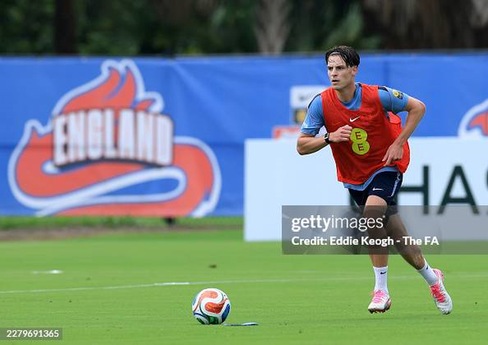 MU muốn có chữ ký của Alex Scott. Ảnh: Getty