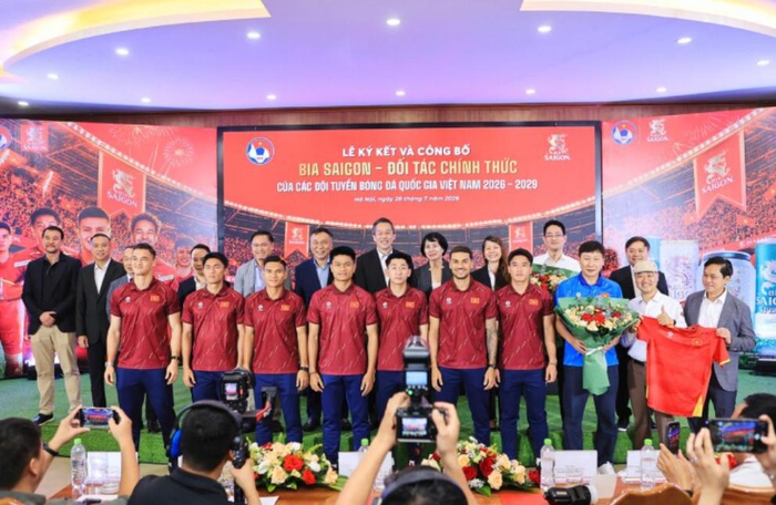 Huấn luyện viên và các cầu thủ đội tuyển nam Việt Nam nhận tin vui trước thềm so tài Singapore ngày 31-7.
