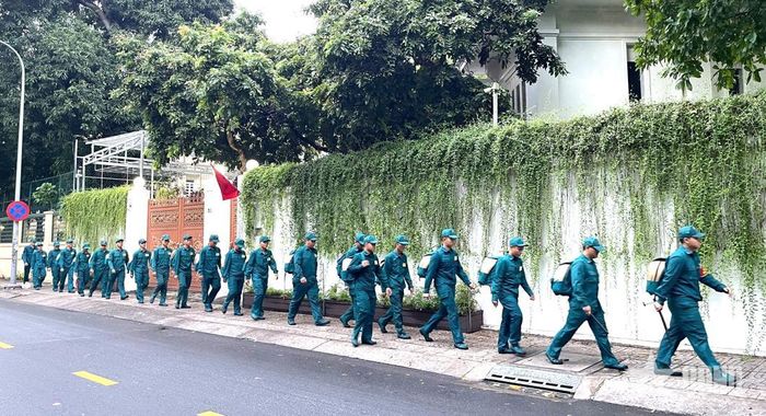  Cán bộ, chiến sĩ Ban CHQS phường Xuân Hòa (Bộ tư lệnh TP Hồ Chí Minh) hành quân rèn luyện. 