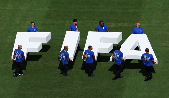  Các nhân viên chuyển logo của FIFA trước trận chung kết World Cup 2026 giữa Tây Ban Nha và Argentina. Ảnh: Reuters 