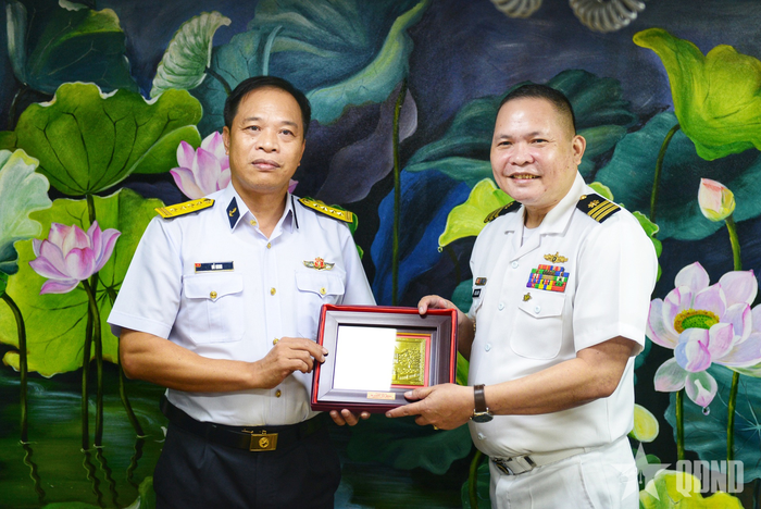 Đại tá Đỗ Minh (trái), Phó tư lệnh Vùng 4 Hải quân nhân dân Việt Nam tặng quà Trung tá Albert Absalon, Phó tham mưu trưởng Hậu cần, Bộ tư lệnh Phòng thủ Hải quân Philippines.
