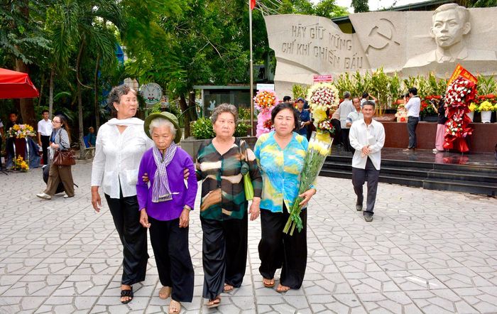 Bà Nguyễn Thị Lệ cùng thân nhân tại Công viên Lê Thị Riêng.