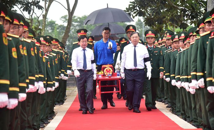 Uỷ viên Bộ Chính trị, Phó thủ tướng Thường trực Phạm Gia Túc và các đại biểu đưa linh cữu liệt sĩ về nơi an táng tại Nghĩa trang Liệt sĩ Vĩnh Hưng - Tân Hưng thuộc tỉnh Tây Ninh.