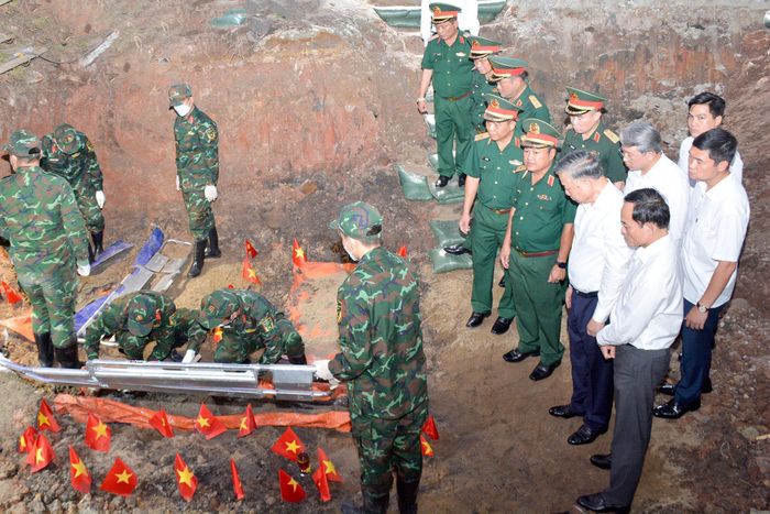 Tổng Bí thư, Chủ tịch nước Tô Lâm thăm động viên các lực lượng thực hiện nhiệm vụ tại Công viên Lê Thị Riêng.