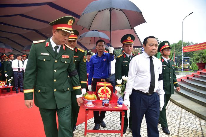 Thượng tướng Nguyễn Trường Thắng, Ủy viên Trung ương Đảng, Ủy viên Thường vụ Quân ủy Trung ương, Thứ trưởng Bộ Quốc phòng và các đại biểu đưa linh cữu liệt sĩ về nơi an táng tại Nghĩa trang Liệt sĩ Vĩnh Hưng - Tân Hưng thuộc tỉnh Tây Ninh.