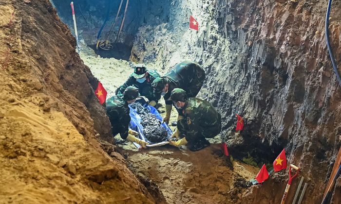 Cán bộ, chiến sĩ thực hiện nhiệm vụ tại Công viên Lê Thị Riêng. Ảnh: XUÂN CƯỜNG