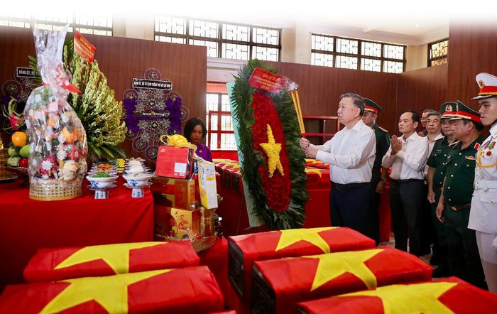 Tổng Bí thư, Chủ tịch nước Tô Lâm dâng hương tưởng nhớ các anh hùng liệt sĩ tại nhà quàn hài cốt liệt sĩ tại Công viên Lê Thị Riêng.