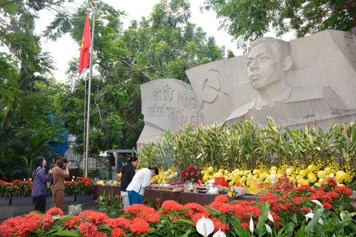 Khuôn viên tưởng niệm Tổng Bí thư Trần Phú tại Công viên Lê Thị Riêng.