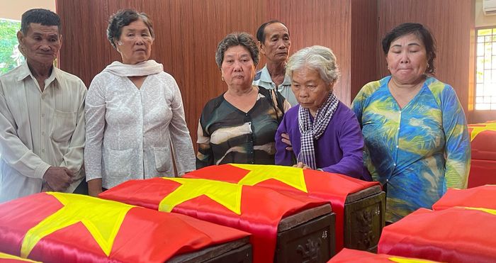 Bà Nguyễn Thị Lệ tại nhà quàn các hài cốt liệt sĩ được cất bốc tại Công viên Lê Thị Riêng.