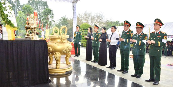 Các đại biểu thắp hương tưởng nhớ các anh hùng liệt sĩ tại Nghĩa trang Liệt sĩ Bình Phước.