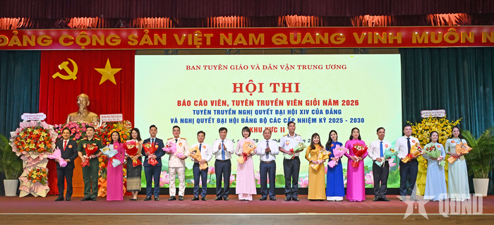 Lãnh đạo Ban Tuyên giáo và Dân vận Trung ương và lãnh đạo tỉnh Gia Lai tặng hoa các báo cáo viên, tuyên truyền viên. 