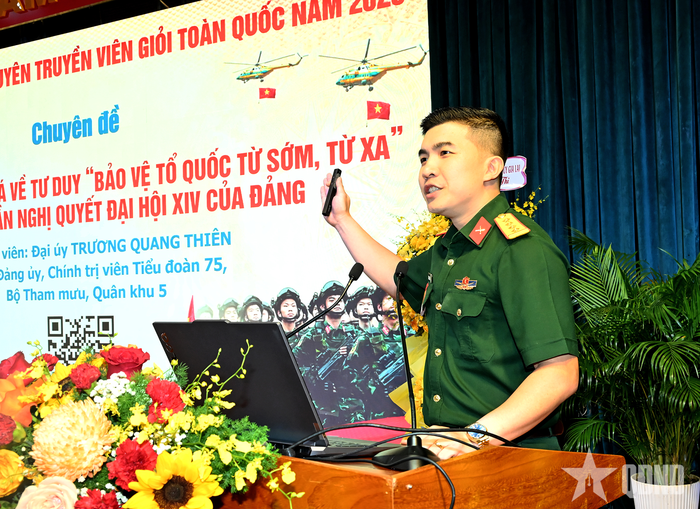 Đại úy Trương Quang Thiên thuộc Đoàn báo cáo viên, tuyên truyền viên của Quân ủy Trung ương thực hiện nội dung thi.