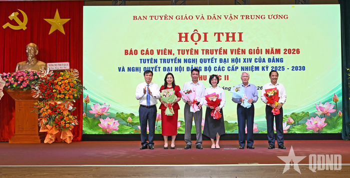 Đồng chí Phan Xuân Thủy tặng hoa các giám khảo.
