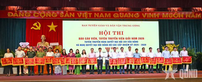 Lãnh đạo Ban Tuyên giáo và Dân vận Trung ương, lãnh đạo tỉnh Gia Lai tặng cờ lưu niệm cho các đoàn tham gia hội thi. 