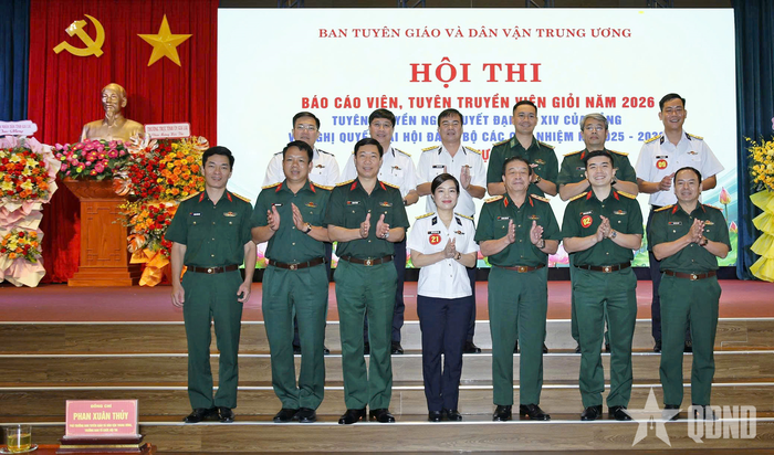  Thượng tướng Trương Thiên Tô và đoàn báo cáo viên, tuyên truyền viên của Quân ủy Trung ương. 