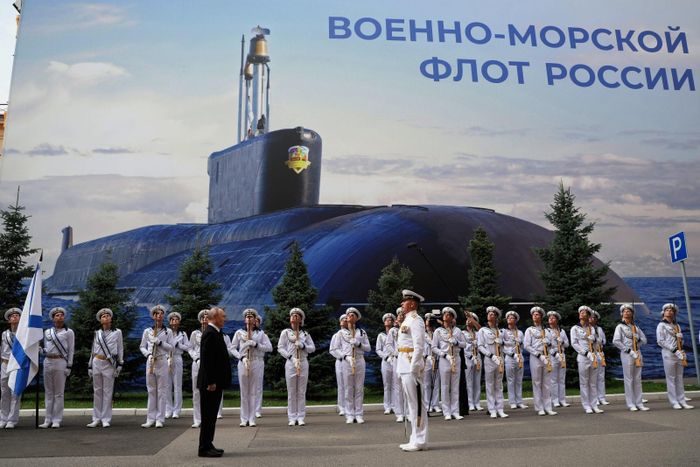 Tổng thống Nga Vladimir Putin dự Lễ kỷ niệm Ngày Hải quân Nga tại St. Petersburg, ngày 26-7, phía sau là tàu ngầm hạt nhân "Alexander Nevsky". Ảnh minh họa: AP