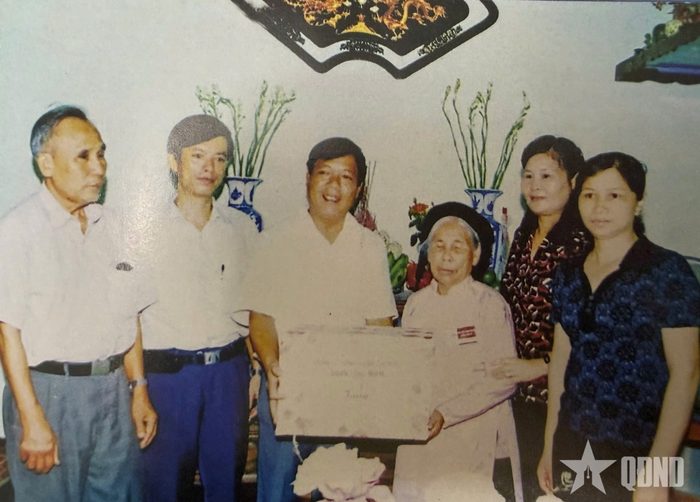  Đại diện Quận ủy, Hội đồng nhân dân, Ủy ban nhân dân quận Long Biên (trước đây) tặng quà Bà mẹ Việt Nam Anh hùng Nguyễn Thị Nghị nhân ngày Quốc khánh 2-9-2008. 