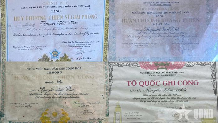  Bằng Tổ quốc ghi công, huân chương, huy chương của 3 liệt sĩ Nguyễn Văn Mạc, Nguyễn Văn Tính và Nguyễn Khắc Phúc. 