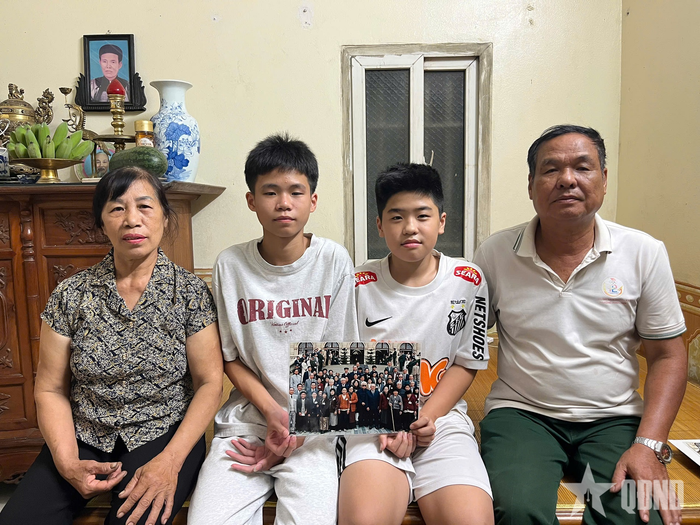 Vợ chồng ông Nguyễn Khắc Hậu cùng 2 cháu. 