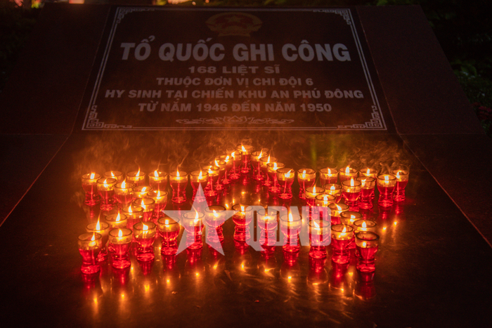 Cán bộ, chiến sĩ cùng đoàn viên, thanh niên dâng hương, thắp nến tri ân các anh hùng liệt sĩ tại Nghĩa trang Liệt sĩ TP Hồ Chí Minh. 