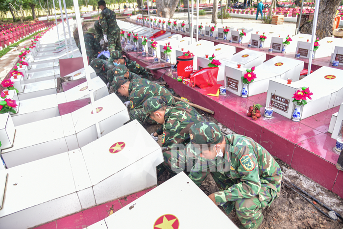 Củng cố, dọn dẹp vệ sinh tại Nghĩa trang Liệt sĩ Bình Thuận, tỉnh Lâm Đồng.
