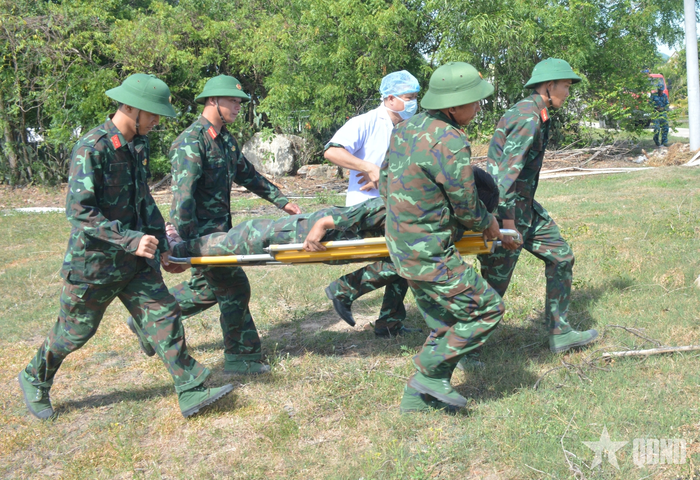  Thực hành cấp cứu người bị thương.