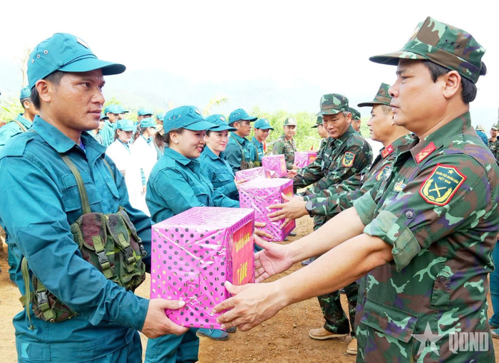  Ban Chỉ đạo diễn tập tỉnh và xã Minh Long biểu dương, khen thưởng các tập thể, cá nhân có thành tích xuất sắc trong diễn tập. 