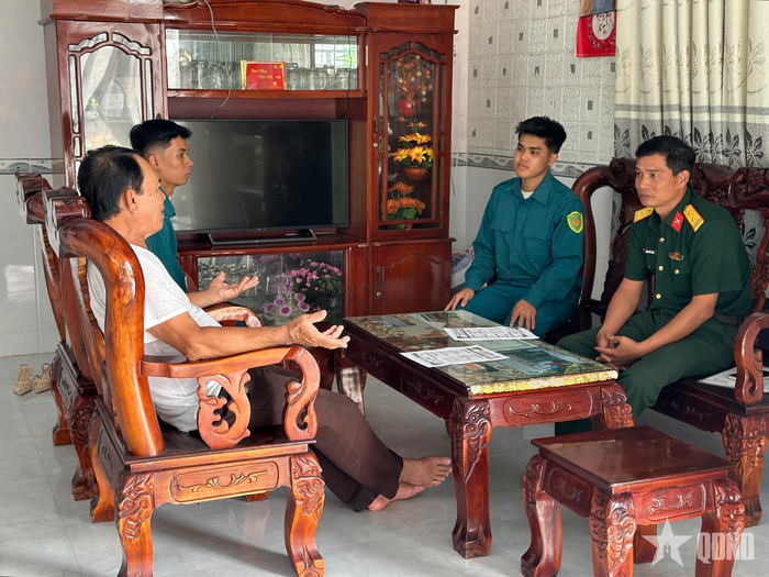 Ban CHQS xã Hưng Mỹ (tỉnh Cà Mau) đến các hộ gia đình phát "Phiếu phát hiện thông tin về liệt sĩ, mộ liệt sĩ".
