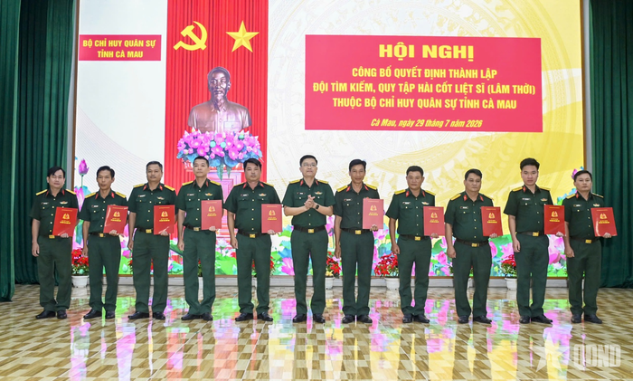  Đại tá Võ Thành Lê, Chính ủy Bộ CHQS tỉnh Cà Mau trao quyết định bổ nhiệm Đội tìm kiếm, quy tập hài cốt liệt sĩ (lâm thời). 